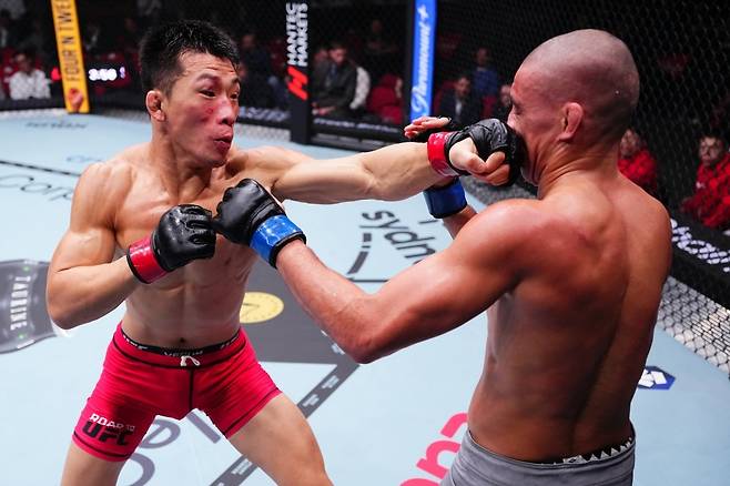 김상욱(왼쪽)이 1일(한국시간) UFC 325에서 돔 마르판과 대결하고 있다.(UFC 제공)