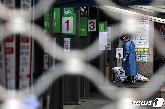 On the morning of the 31st, medical staff are cleaning up the area around the COVID-19 screening clinic at the Yongsan-gu Public Health Center in Seoul. 2023.8.31/News1 ⓒ News1 Reporter Koo Yun-seong