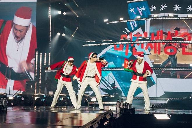 에픽하이가 지난해 12월 열린 콘서트에서 노래를 부르고 있다. 아워즈 제공