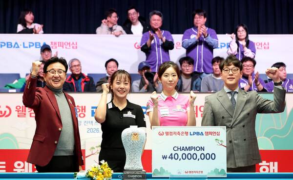 챔피언 임경진과 준우승자 정수빈이 2일 시상대에서 활짝 웃고 있다. PBA 제공