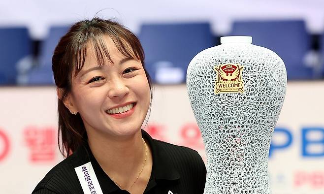 결승 무대 2전 3기 만에 우승컵을 차지한 임경진. PBA 제공