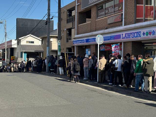 일본인들이 지난달 31일 일본 가나가와현 요코하마시 미도리구에서 다카이치 사나에 총리의 집권 자민당 중의원 선거(총선) 후보 지원 유세를 보려 기다리며 줄을 서고 있다. 요코하마=류호 특파원