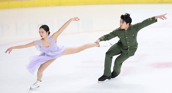 임해나(왼쪽)와 권예가 1월 피겨스케이팅 국가대표 선발전에서 아이스댄스 연기를 펼치고 있다. 뉴스1