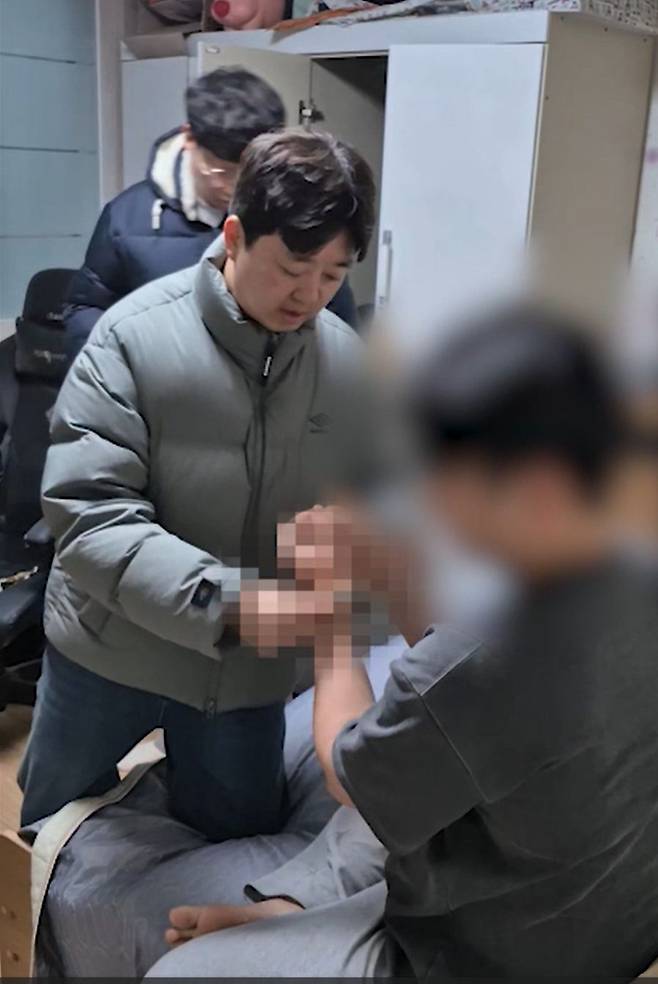 경찰이 경찰 공무원의 112신고 현장 출동 장면을 ‘보디캠 시점’으로 촬영한 것처럼 ’AI 허위영상물'을 제작해 유튜브 채널 등에 게시해 유포한 혐의로 피의자를 체포하고 있다. 사진 경기북북경찰청