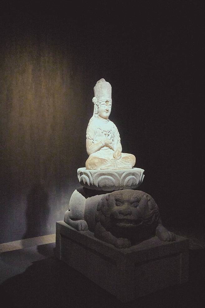 상설전시관, 중세실의 '한송사터 석조보살' 흰 대리석으로 만든 점이 눈에 띈다 (사진=안규림)