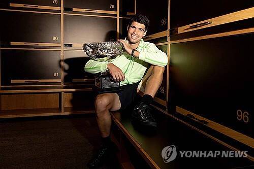 호주오픈 우승컵을 안고 기뻐하는 알카라스. 연합뉴스