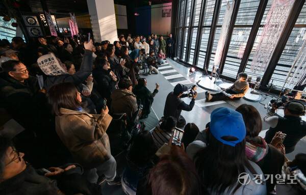 29일 권병준 작가가 ‘유령극단x로봇K-456 : 다시 켜진 회로’에서 퍼포먼스를 보이고 있다. 윤원규기자