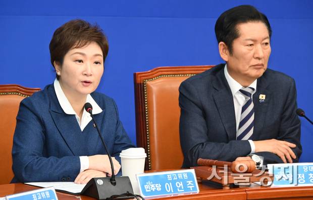 이언주(왼쪽) 더불어민주당 최고위원이 2일 서울 여의도 국회에서 열린 최고위원회의에 참석해 발언하고 있다. 오른쪽은 정청래 대표. 오승현 기자