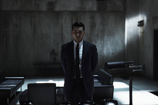 디즈니플러스의 오리지널 드라마 ‘메이드 인 코리아’에서 백기태 역을 연기한 배우 현빈 출연장면. 사진 월트디즈니컴퍼니 코리아