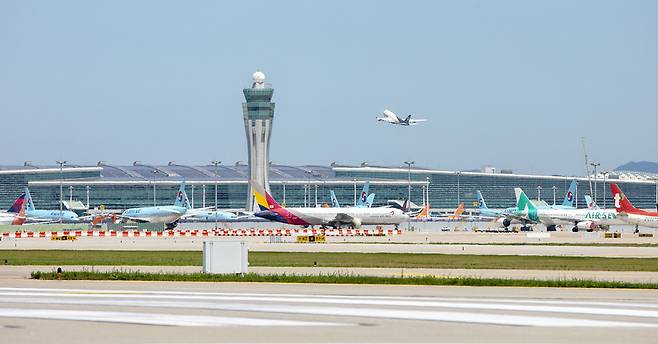 ▲ 연간 7400만명의 여객을 처리하는 인천국제공항을 이제 중장기 국가전략 차원에서 글로벌 직항노선 확충이라는 과제에 직면해 있다. 사진은 인천공항 제2여객터미널 전경. /사진제공=인천공항공사