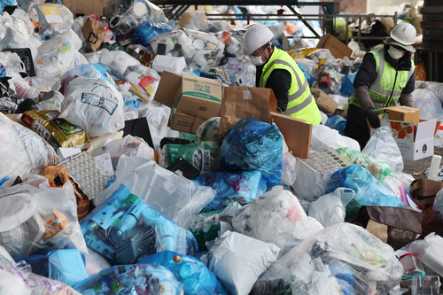 ▲서울의 한 재활용 선별장에 쓰레기들이 쌓여있다. 사진= 연합뉴스
