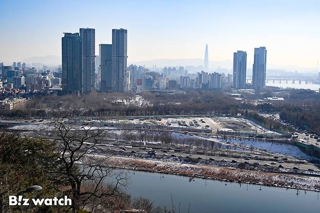 3일 오전 서울 성동구 응봉산에서 바라본 삼표레미콘 부지 개발 사업지 모습./사진=이명근 기자 qwe123@