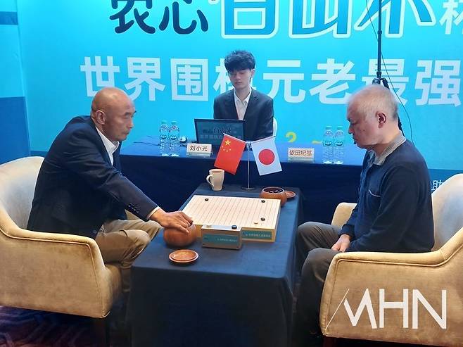 류샤오광 9단(왼쪽)과 요다 노리모토 9단이 대국하고 있다.(사진 중국 선전에서 MHN 엄민용 선임기자)