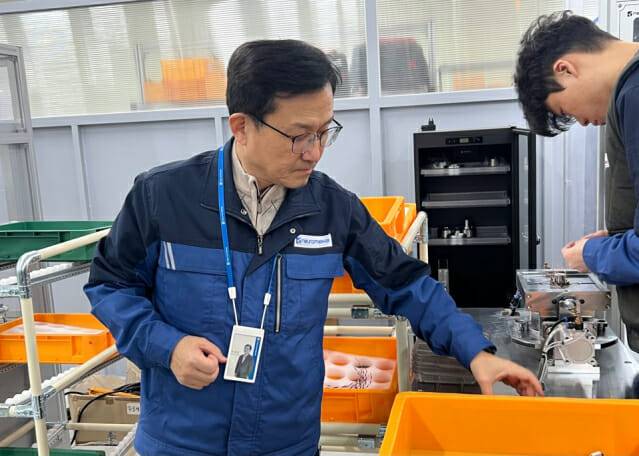 이재천 로봇생산부문장이 포항지사 시설을 소개하고 있다. (사진=지디넷코리아 신영빈 기자)