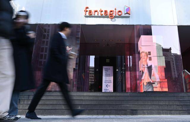 1월 27일 연예인 차은우의 기존 소속사인 판타지오가 자리한 서울 강남구 삼성동 소재 건물 앞으로 행인들이 지나고 있다. 강예진 기자