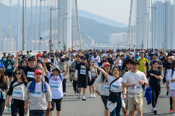 광안대교 걷기축제 참가자들이 광안대교 상판을 걷는 모습. 국제신문DB