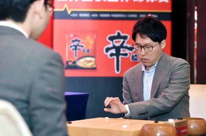 일본 바둑 레전드 이야마 유타 9단이 농심배 최종 라운드에서 3연승을 달렸다. 한국기원 제공