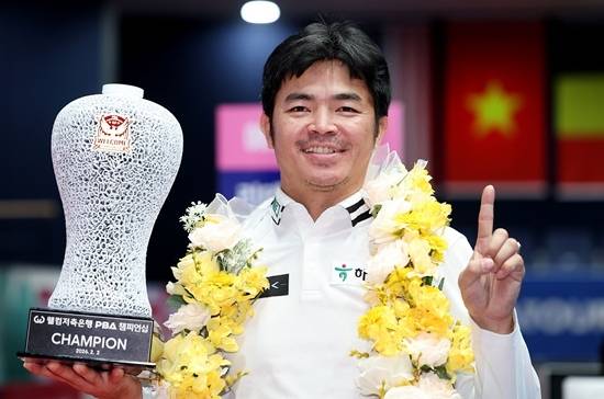 Q응우옌이 2일 웰컴저축은행PBA챔피언십 결승에서 산체스에 역전승을 거두고 우승을 차지했다. 22/23시즌 데뷔 후 첫 우승인 Q응우옌이 손가락 하나를 펴보이고 있다. (사진=PBA)