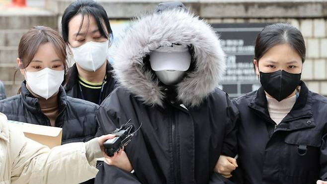 서울 강남구 논현동 도로에서 음주운전 사고를 내 50대 운전기사를 숨지게 한 DJ 예송(가운데)이 2024년 2월 서울중앙지법에서 열린 구속 전 피의자 심문(영장실질심사)에 출석하는 모습. /사진=뉴스1