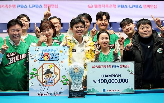 응우옌이 우승 뒤 신정주(오른쪽 뒤 3번째) 등 하나카드 동료들과 기념 촬영한 모습. PBA