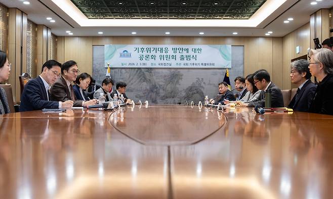 우원식 국회의장(왼쪽 세 번째)이 3일 국회에서 열린 기후특별위원회 공론화위원회 출범 및 1차 회의에 참석해 인사말을 하고 있다. 연합뉴스