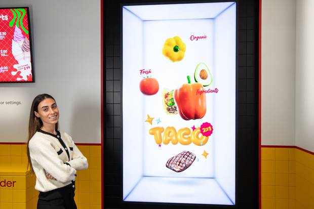 3D 전용 안경 없이도 3D 공간감을 구현한 삼성전자의 차세대 혁신 디스플레이 ‘스페이셜 사이니지’. 사진제공=삼성전자