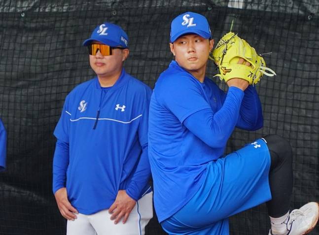 배찬승(오른쪽)을 비롯한 불펜 피칭을 직접 지켜보는 박진만 감독(왼쪽). /사진=삼성 라이온즈