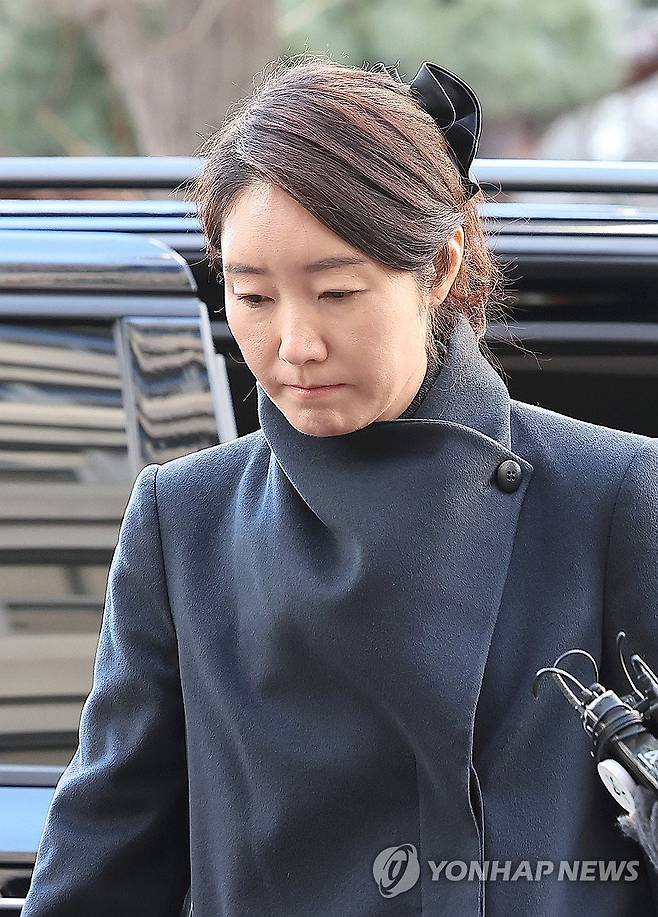 경찰 출석하는 강선우 의원 (서울=연합뉴스) 김주형 기자 = 2022년 지방선거를 앞두고 전 사무국장 남모 씨를 통해 김경 서울시의원이 공천 대가로 건넨 1억원을 수수한 혐의를 받는 무소속 강선우 의원이 3일 서울 마포구 서울경찰청 공공범죄수사대로 출석하고 있다. 2026.2.3 kjhpress@yna.co.kr