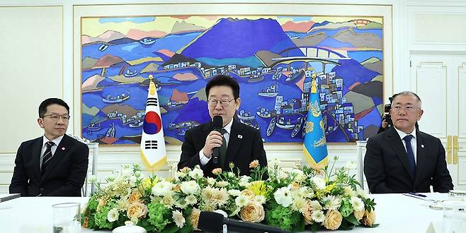 이재명 대통령이 4일 청와대에서 열린 ‘청년 일자리와 지방투자 확대를 위한 기업간담회’에서 발언하고 있다./연합뉴스