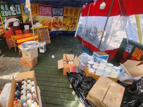 ◇태백시(시장:이상호)는 노점상 위생 문제로 논란이 됐던 태백산눈축제장 인근의 노점 영업을 즉각 중단하고 점포 철거를 완료했다고 3일 밝혔다. 사진은 철거 중인 점포의 모습.