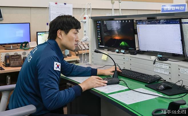 제주소방안전본부 119종합상황실에 파견 근무 중인 김봉석 경감이 모니터 화면을 보며 119 신고 접수 내용을 확인하고 있다. ⓒ제주의소리