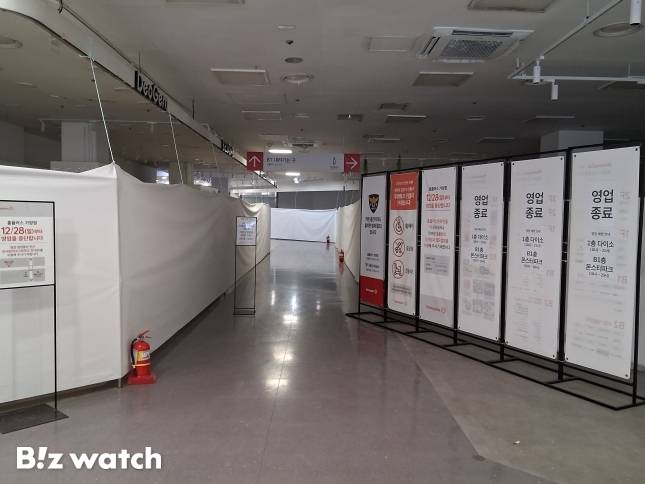 지난해 12월 28일 문을 닫은 홈플러스 가양점에서 임대업주 일부가 영업을 이어가고 있다. / 사진=정혜인 기자 hij@