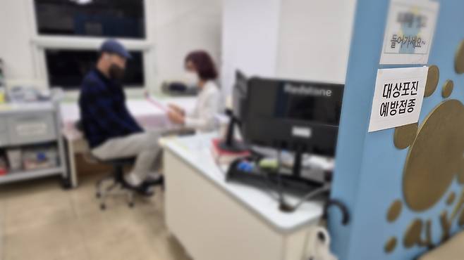 도봉구민이 도봉구 지정 의료기관에서 대상포진 예방접종을 받고 있다.(도봉구 제공)