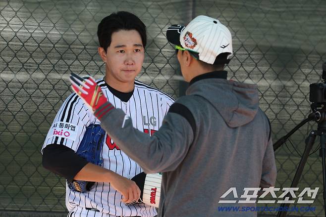 LG 트윈스 유영찬이 애리조나 스프링캠프에서 불펜피칭을 한 뒤 김광삼 코치와 얘기를 나누고 있다. 사진제공=LG 트윈스