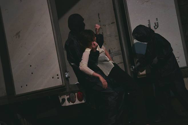 영화 '시스터'는 세 사람의 관계가 중요한 이야기인데 원작에서 달라진 한국판은 착상은 좋았으나 치밀하게 풀어가질 못하더군요./스튜디오 산타클로스엔터테인먼트