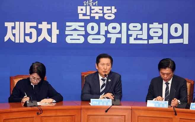 정청래 더불어민주당 대표가 3일 1인 1표제 당헌 개정안이 중앙위원회를 통과한 직후 기자간담회를 열어 입장을 밝히고 있다. /연합뉴스