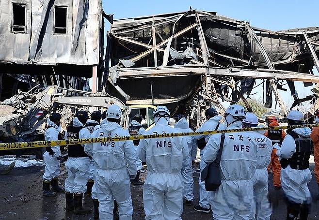 지난 3일 오전 경찰과 국립과학수사연구원, 소방당국 등 관계기관이 2명의 실종자가 발생한 충북 음성군 생활용품 공장 화재 현장에서 합동감식을 하고 있다. 연합뉴스