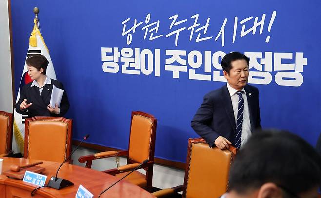 4일 오전 국회 당대표실에서 열린 민주당 최고위원회의에서 합당 관련 공개 충돌이 또다시 벌어졌다. 정청래 더불어민주당 대표의 합당 관련 발언에 이언주 최고위원과 강득구, 황명선 최고위원등은 또다시 날선 반대 의견을 발언했다.