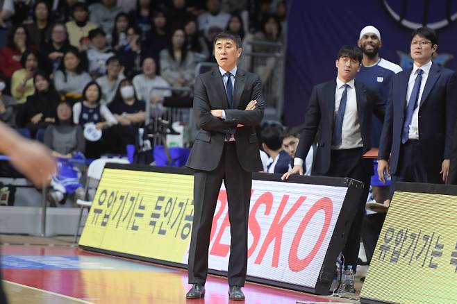 31일 부산 사직체육관에서 열린 KCC와 DB의 2025~26 LG전자 프로농구 정규리그 경기. 이상민 KCC 감독이 코트를 지켜보고 있다. 사진=KBL
