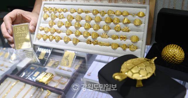 ▲ 춘천의 한 금은방에서 직원이 골드바를 들어보이고 있다. 방도겸 기자
