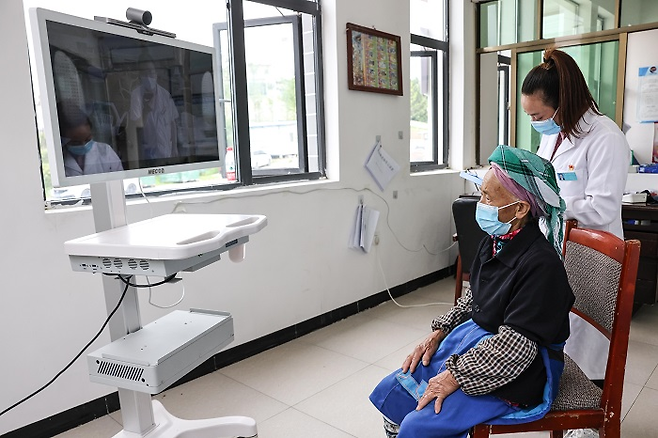 중국 구이저우성 진료소 내 원격상담 시스템 사용 모습. <신화 뉴시스>