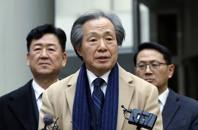 정기석 국민건강보험공단 이사장이 지난 1월15일 오후 서울 서초동 서울고등법원 앞에서 주식회사 케이티앤지 외 3명 손해배상 청구 2심 선고 공판을 마친 뒤 나와 입장을 표명하고 있다. /사진= 뉴스1