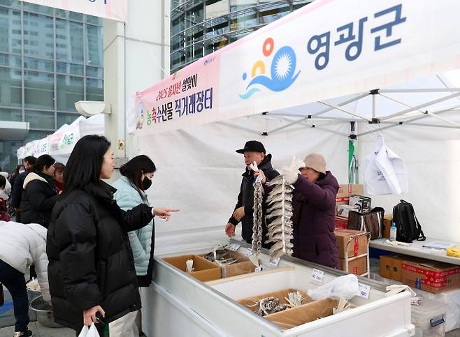 지난해 도봉구 ‘설맞이 농축수산물 직거래장터’에서 주민이 굴비를 사고 있다. 도봉구 제공