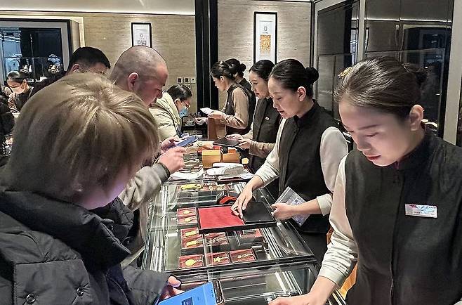 금 사려는 중국인들 (베이징=연합뉴스) 한종구 특파원 = 3일 중국 베이징 한 백화점 금 전문매장에서 소비자들이 금을 구입하고 있다. 2026.2.4 jkhan@yna.co.kr