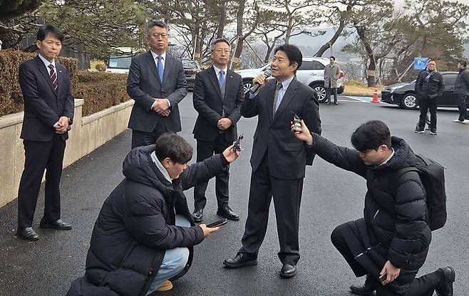 ▲ 우희종 신임 마사회장이 5일 한국마사회 본관 앞에서 입장을 설명하고 있는 모습./이원근기자