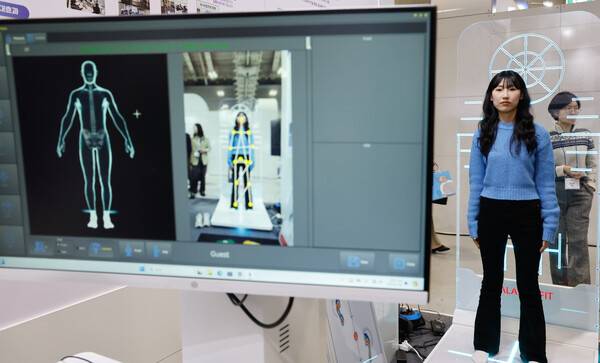 '제1회 광주 RISE 성과공유회 G-RISE FESTA'가 열린 5일 광주 서구 김대중컨벤션센터 전시홀에 마련된 남부대 스마트 체험존에서 한 관람객이 체형·근력·균형 등을 과학적 데이터로 분석하는 맞춤형 건강 컨설팅 체험을 하고 있다. 이번 성과공유회는 대학별 RISE 사업 성과 전시와 초청 강연, 정책 포럼 등 다양한 프로그램을 6일까지 이틀간 진행한다. 판영석 기자