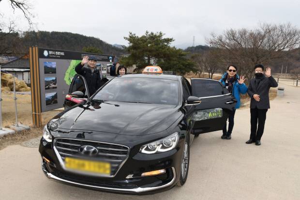 영주시 관광지를 찾은 관광객들이 반띵 택시를 이용하고 있다. 사진=영주시 제공