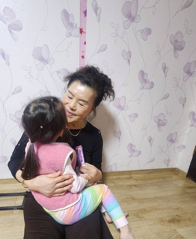 손녀를 사랑스런 눈빛으로 바라보며 대화를 나누고 있다.(김해순씨 제공)