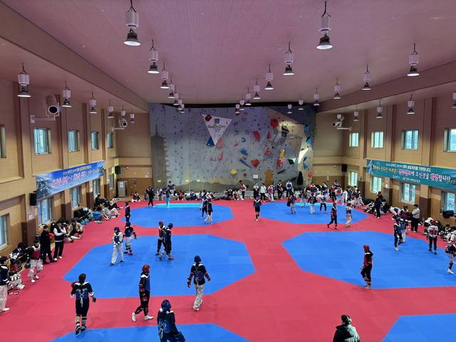 전국에서 찾아온 태권도선수들이 불국체육센터에서 동계훈련하고 있다. 경주시 제공