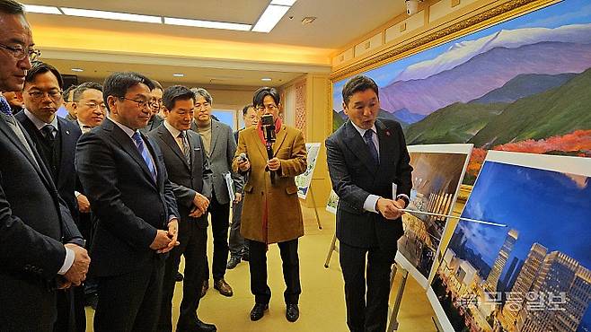 이동훈 광주신세계 대표가 5일 광주시청 비즈니스룸에서 강기정 광주시장에 광천터미널 복합개발 특화디자인에 대해 설명하고 있다. 이삼섭기자 seobi@mdilbo.com